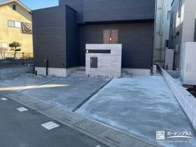 すっきりとモダンな印象の駐車スペース[施工後]
