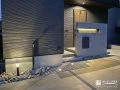昼と夜で異なる表情を見せる洗練されたモノトーンの新築外構