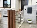 玄関までの動線をスマートに演出する浮き階段