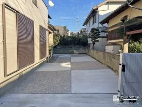 洗い出し仕上げと刷毛引き仕上げを組み合わせたデザイン性の高い駐車スペース[施工後]