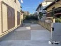 洗い出し仕上げと刷毛引き仕上げを組み合わせたデザイン性の高い駐車スペース