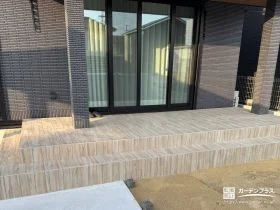 軒下にぴったり収まる、美しい木目調のタイルデッキ[施工後]