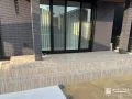 軒下にぴったり収まる、美しい木目調のタイルデッキ