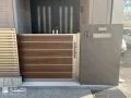 木目が映えるスライド門扉で、玄関まわりをスタイリッシュに