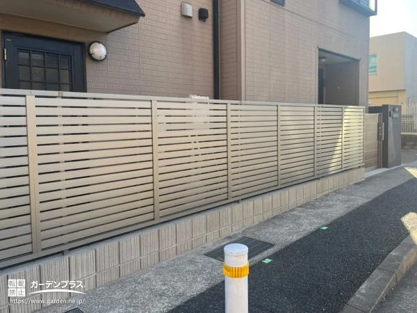 外構に馴染む、やわらかなグレーの目隠しフェンス