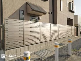 外構に馴染む、やわらかなグレーの目隠しフェンス[施工後]