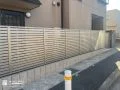 外構に馴染む、やわらかなグレーの目隠しフェンス