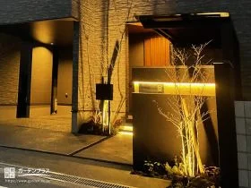 夜の美しさが際立つ、ライティングと植栽が映える門まわり[施工後]