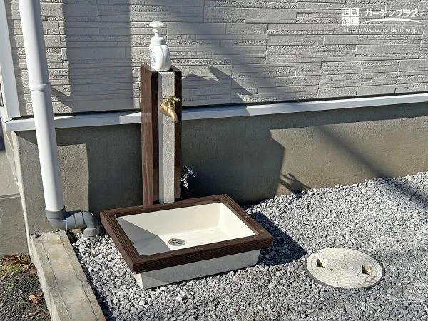 ナチュラルな風合いがお住まいによくなじむ木目調の立水栓
