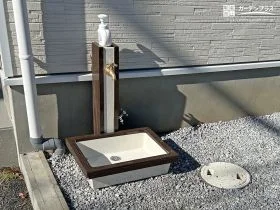 ナチュラルな風合いがお住まいによくなじむ木目調の立水栓[施工後]