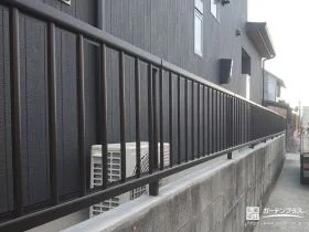 直線的でシャープなデザインの境界フェンス[施工後]