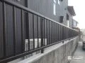 直線的でシャープなデザインの境界フェンス