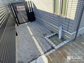 雑草の防止と清掃のしやすさを両立する水受け[施工後]