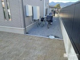 自転車置き場にも便利な雑草対策した犬走り[施工後]
