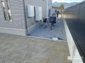 自転車置き場にも便利な雑草対策した犬走り