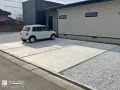 お掃除もしやすい土間コンクリートの駐車スペース