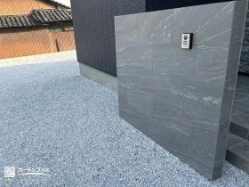 建物の雰囲気を引き立てる、上品なタイル門柱[施工後]