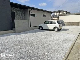 ゆとりある敷地にあわせたシンプルモダンな新築外構