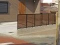 建物と調和する木目調の目隠しフェンス