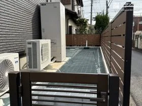 お住まいにフィットする木目調の目隠しフェンス[施工後]