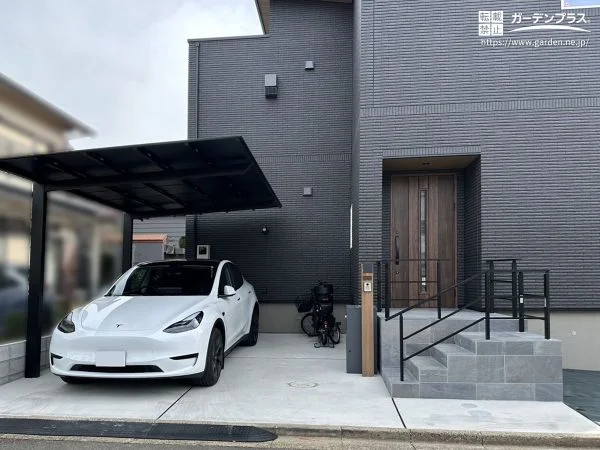 落ち着いたダークトーンの外壁に調和するシンプルモダンな新築外構
