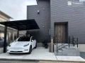 落ち着いたダークトーンの外壁に調和するシンプルモダンな新築外構