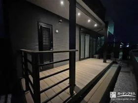 昼と夜で異なる表情を楽しめるテラス周り[施工後]