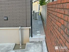建物まわりの通気や雨水の排水にも配慮した犬走り[施工後]