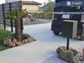 スタイリッシュで使い勝手の良いコンクリートのファサード