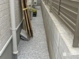 雑草対策を施した明るい犬走り[施工後]
