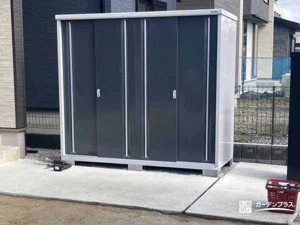 スコップや園芸用品など高さのあるものもすっきり収まる物置