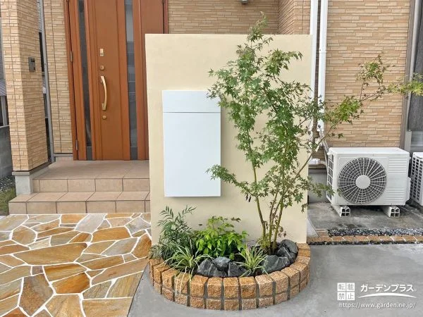 建物との統一感を意識したナチュラルな塗装門柱