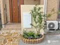 建物との統一感を意識したナチュラルな塗装門柱