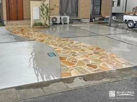 イエロー系の乱形石が華やかな印象の玄関アプローチ[施工後]