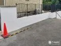 アーチ状の鋳物フェンスが上品な境界に