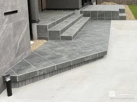 上質な印象をもたらす浮き階段へ[施工後]