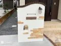 かわいらしく迎えてくれる南欧風の門柱