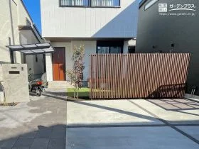 木目調の縦格子スクリーンが外構のアクセントとなる新築外構