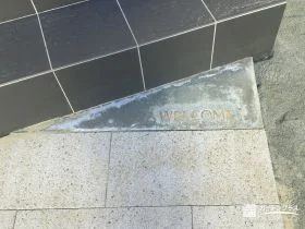 「WELCOME」が大切なお客様を温かく迎える真鍮レター[施工後]