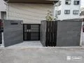 ソヨゴがのぞく、おしゃれな門周り