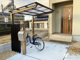 玄関まわりを美しく整える、機能的なサイクルポート[施工後]