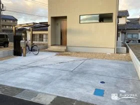 日常生活に必要な機能を集約したことで実用的ですっきりとした新築外構
