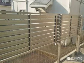 横スリット入りで圧迫感を与えない目隠しフェンス[施工後]
