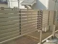 横スリット入りで圧迫感を与えない目隠しフェンス