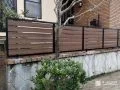 ブラックカラーと木目調の組み合わせがモダンなフェンス設置工事