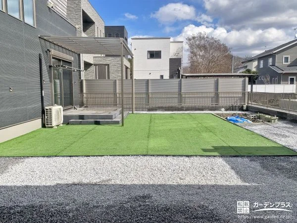 緑鮮やかな人工芝と水はけの良い砂利を組合わせた快適なお庭工事
