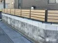 木目調フェンスが圧迫感を与えずに視線をカットする敷地境界