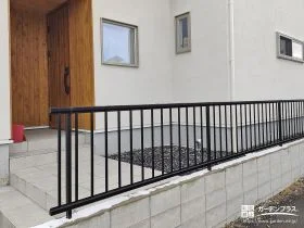 軽やかな印象で境界を区切る縦格子フェンス[施工後]