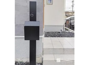 ブラックからーでスタイリッシュな印象の機能門柱[施工後]