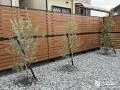 横スリット入りの木目調フェンスで優しく視線をカットした工事